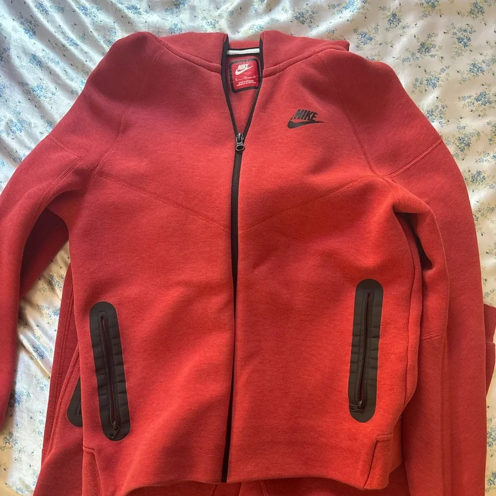 Nike tech Kids Crimson Jogger Pants and sweatshirt - Picture 3 of 3